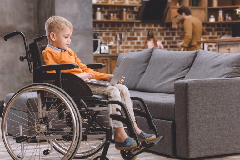 Jak wybrać wózek inwalidzki dla dziecka?